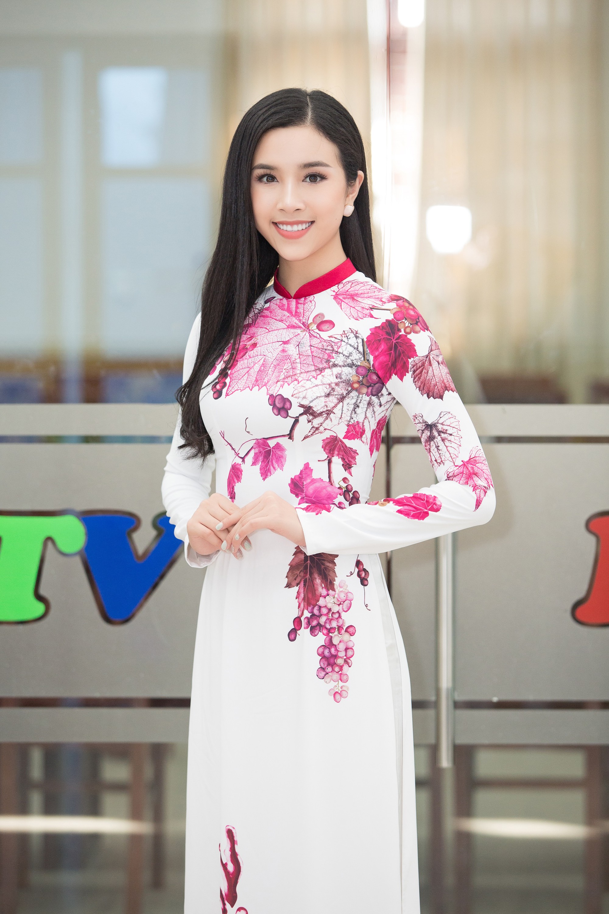 Top 3 Hoa hậu Việt Nam 2018 bắt tay đạo diễn Hoàng Nhật Nam trở thành nữ thần nho - Ảnh 5. Top 3 Hoa hậu Việt Nam 2018 bắt tay đạo diễn Hoàng Nhật Nam trở thành nữ thần nho - Ảnh 5.