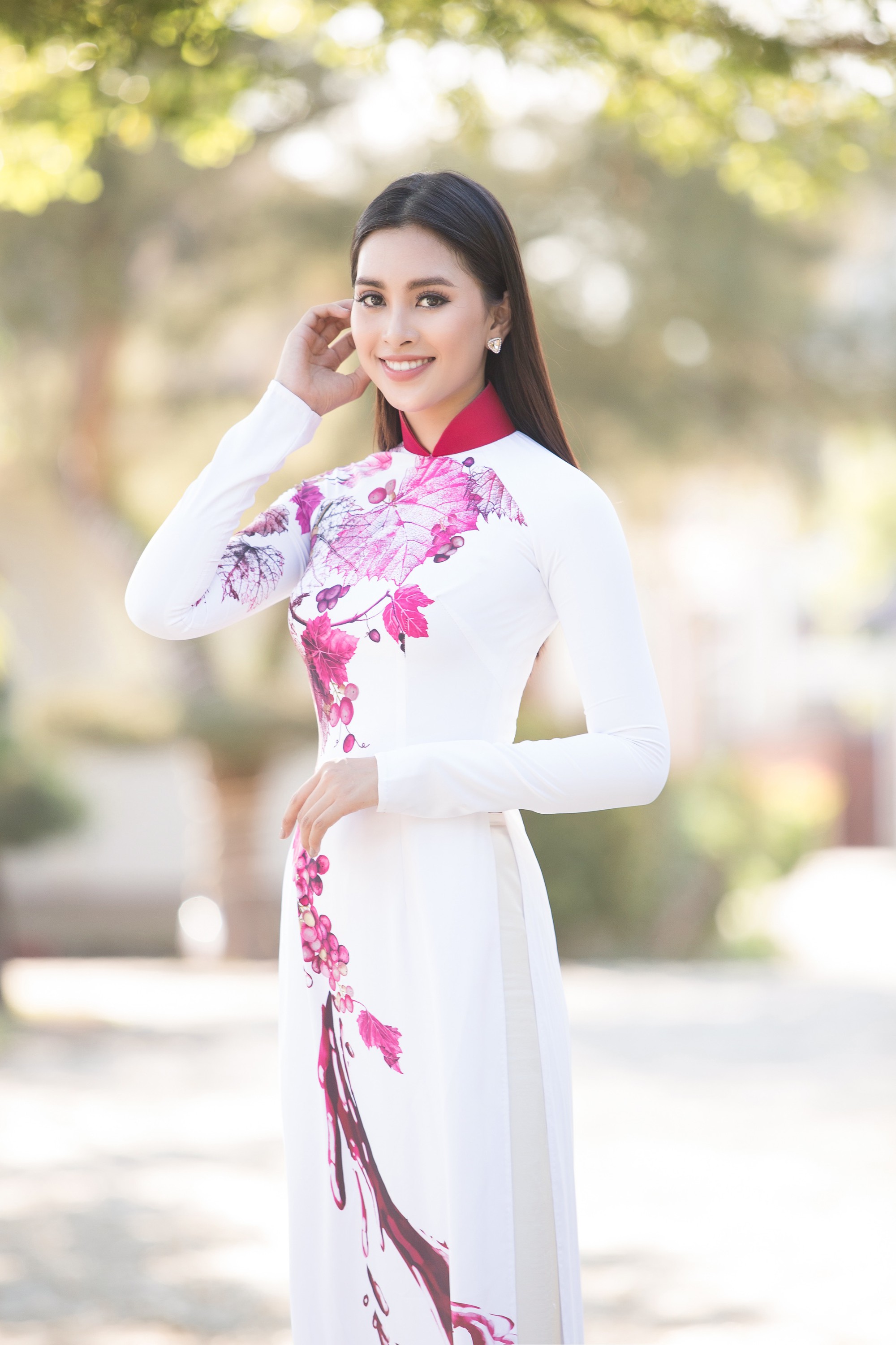 Top 3 Hoa hậu Việt Nam 2018 bắt tay đạo diễn Hoàng Nhật Nam trở thành nữ thần nho - Ảnh 3. Top 3 Hoa hậu Việt Nam 2018 bắt tay đạo diễn Hoàng Nhật Nam trở thành nữ thần nho - Ảnh 3.