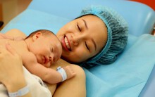 'Khỏa thân' da chạm da không chữa được sốt, nhưng giải phóng một lượng lớn hormone tình yêu