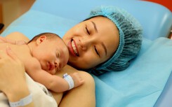 'Khỏa thân' da chạm da không chữa được sốt, nhưng giải phóng một lượng lớn hormone tình yêu