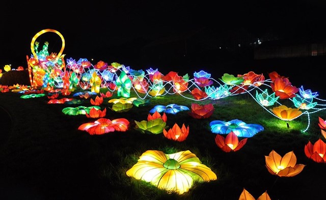 Cuối tuần không biết đi đâu, đến ngay lễ hội ánh sáng lớn nhất TP HCM tại quận 7  - Ảnh 3.