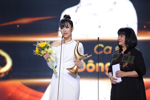 Sự thật chuyện Lệ Quyên đá xéo Đông Nhi thắng giải Cống hiến 2019 - Ảnh 1. Sự thật chuyện Lệ Quyên đá xéo Đông Nhi thắng giải Cống hiến 2019 - Ảnh 1.