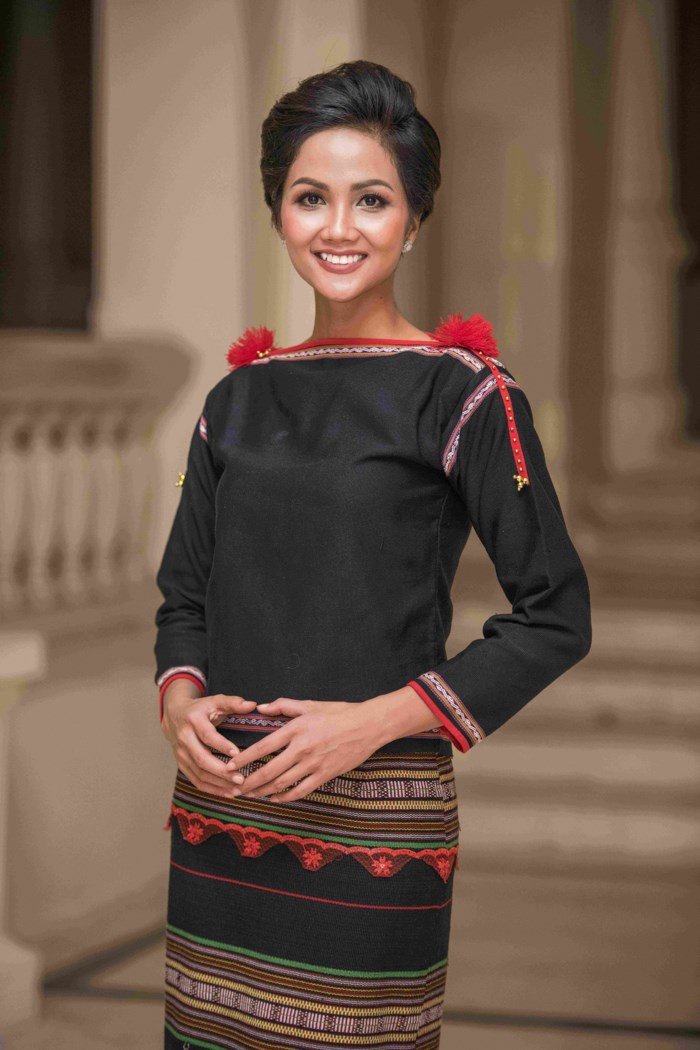 HHen Niê và chặng đường thay đổi phong cách thời trang - Ảnh 2. HHen Niê và chặng đường thay đổi phong cách thời trang - Ảnh 2.
