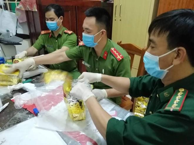 Khám nhà nghi phạm điều hành đường dây ma túy lớn nhất Nghệ An - Ảnh 3. Khám nhà nghi phạm điều hành đường dây ma túy lớn nhất Nghệ An - Ảnh 3.
