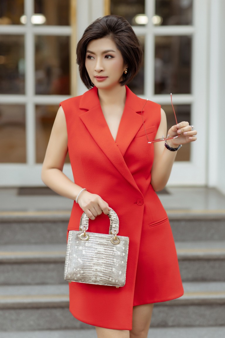 Ca sĩ hải ngoại Nguyễn Hồng Nhung về Việt Nam ra mắt album sau 14 năm xa xứ - Ảnh 2. Ca sĩ hải ngoại Nguyễn Hồng Nhung về Việt Nam ra mắt album sau 14 năm xa xứ - Ảnh 2.