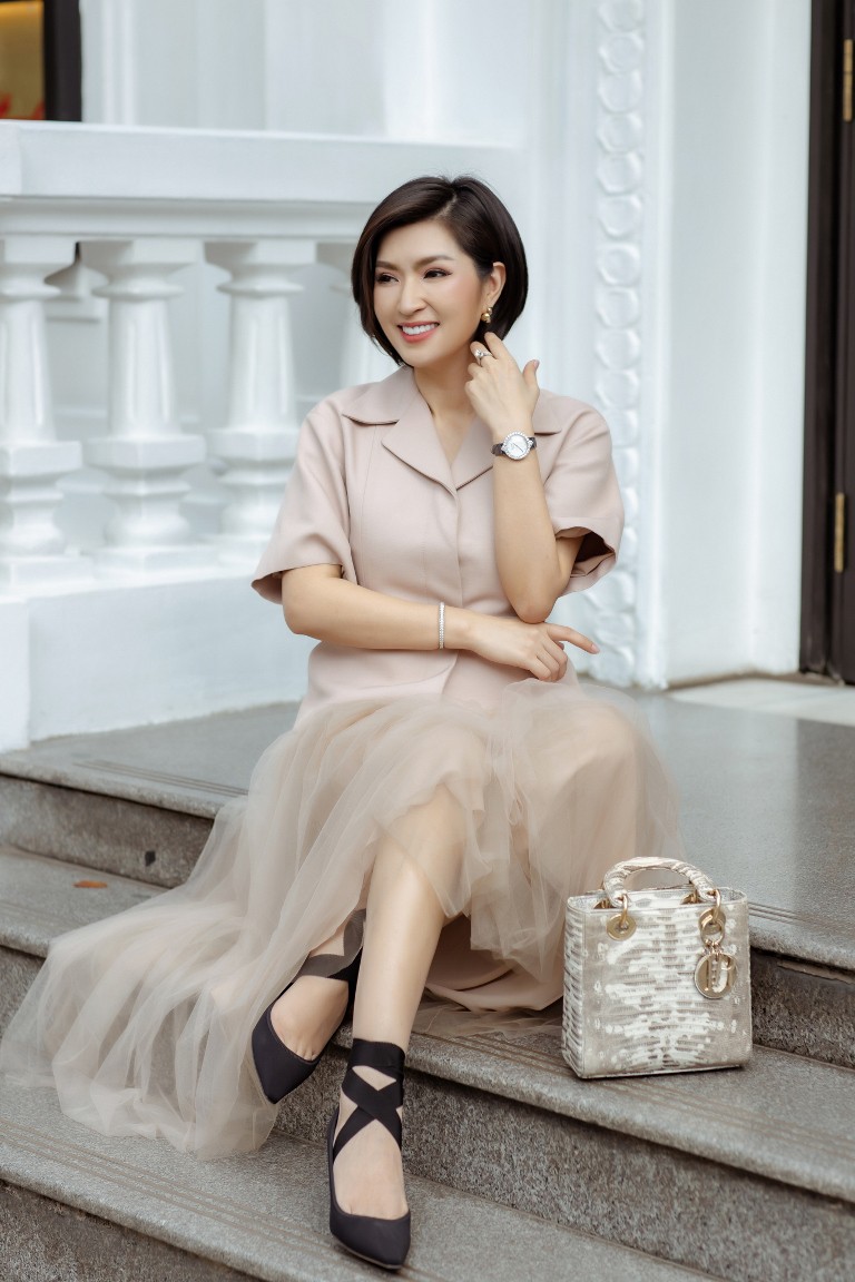 Ca sĩ hải ngoại Nguyễn Hồng Nhung về Việt Nam ra mắt album sau 14 năm xa xứ - Ảnh 4. Ca sĩ hải ngoại Nguyễn Hồng Nhung về Việt Nam ra mắt album sau 14 năm xa xứ - Ảnh 4.