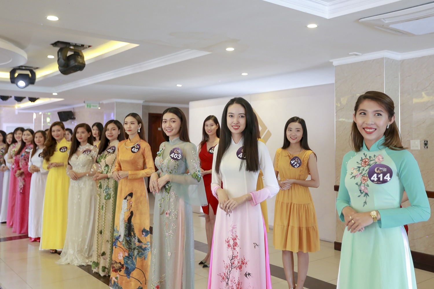 Mâu Thủy catwalk thị phạm cho thí sinh Hoa hậu bản sắc Việt toàn cầu 2019 - Ảnh 3. Mâu Thủy catwalk thị phạm cho thí sinh Hoa hậu bản sắc Việt toàn cầu 2019 - Ảnh 3.