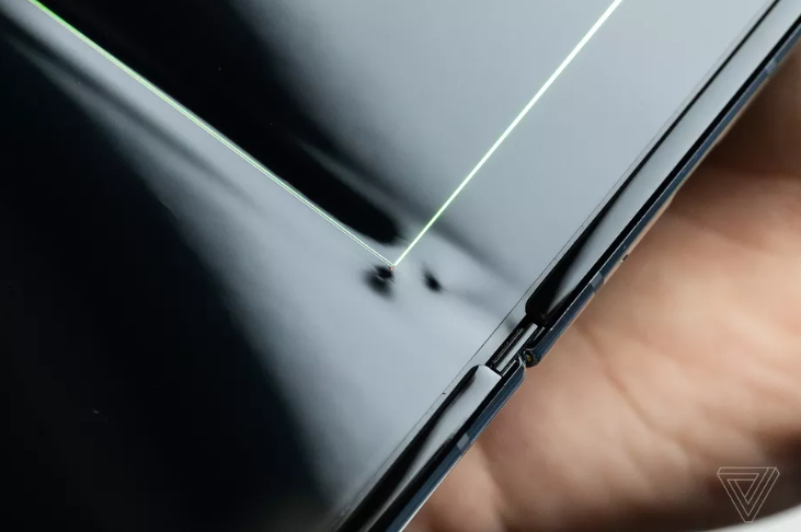 Samsung Galaxy Fold gặp sự cố tồi tệ: Màn hình hỏng chỉ sau một ngày sử dụng! - Ảnh 1. Samsung Galaxy Fold gặp sự cố tồi tệ: Màn hình hỏng chỉ sau một ngày sử dụng! - Ảnh 1.