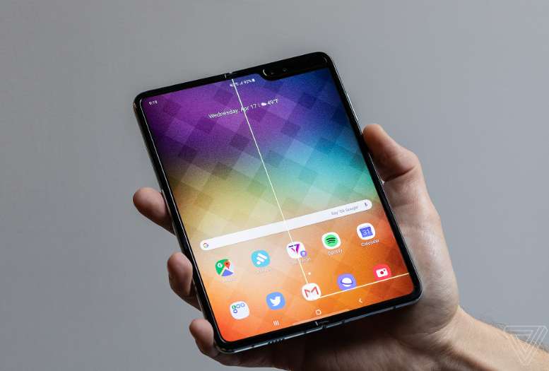 Samsung Galaxy Fold gặp sự cố tồi tệ: Màn hình hỏng chỉ sau một ngày sử dụng! - Ảnh 2. Samsung Galaxy Fold gặp sự cố tồi tệ: Màn hình hỏng chỉ sau một ngày sử dụng! - Ảnh 2.