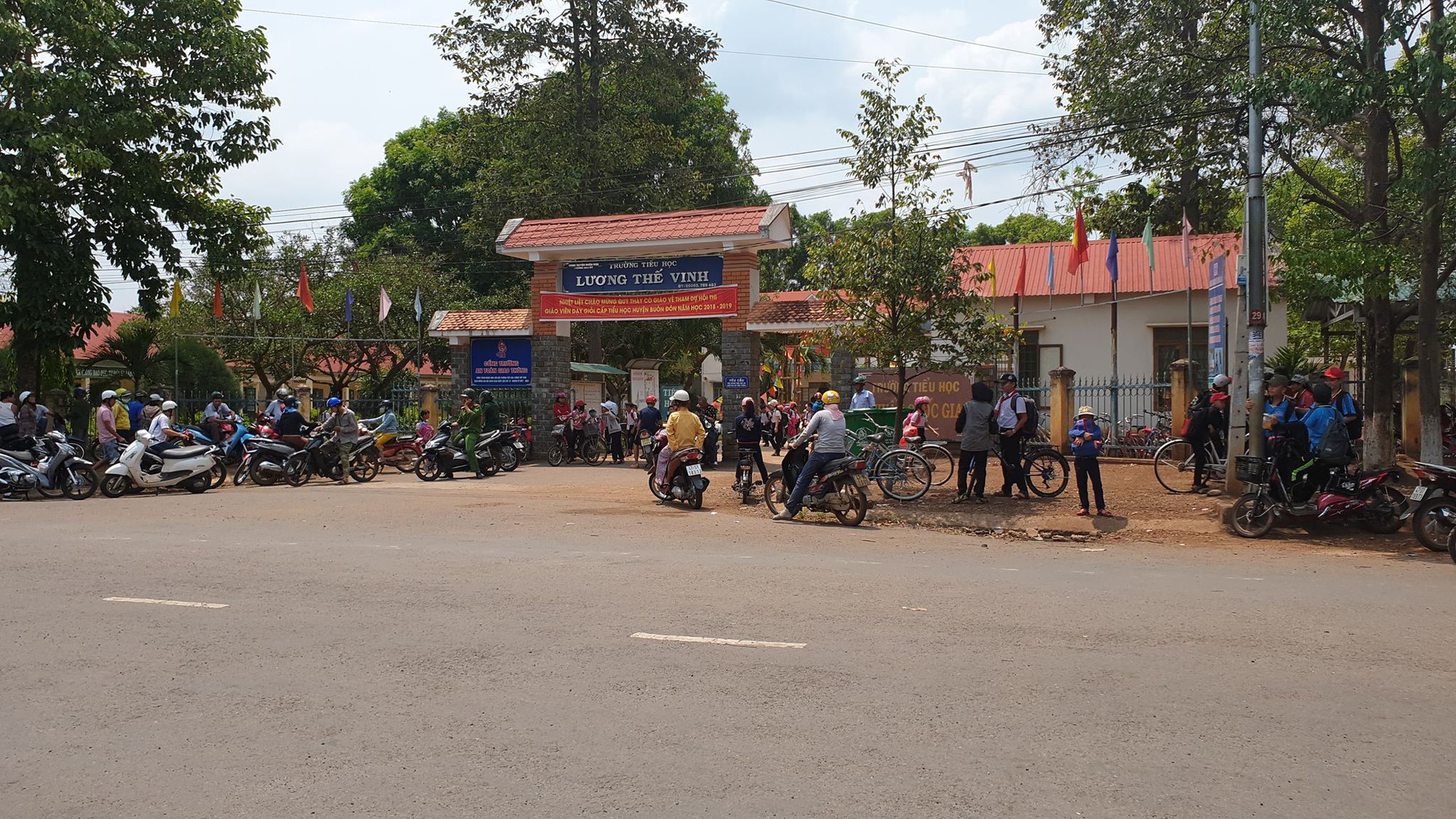 Nữ sinh lớp 4 bị bạn đánh phải vào bệnh viện tâm thần kiểm tra sức khỏe - Ảnh 1. Nữ sinh lớp 4 bị bạn đánh phải vào bệnh viện tâm thần kiểm tra sức khỏe - Ảnh 1.