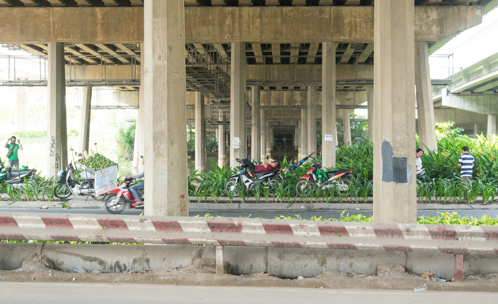 Sài Gòn nóng gần 40 độ C: Người dân xuống gầm cầu mắc võng ngủ trưa - Ảnh 6. Sài Gòn nóng gần 40 độ C: Người dân xuống gầm cầu mắc võng ngủ trưa - Ảnh 6.