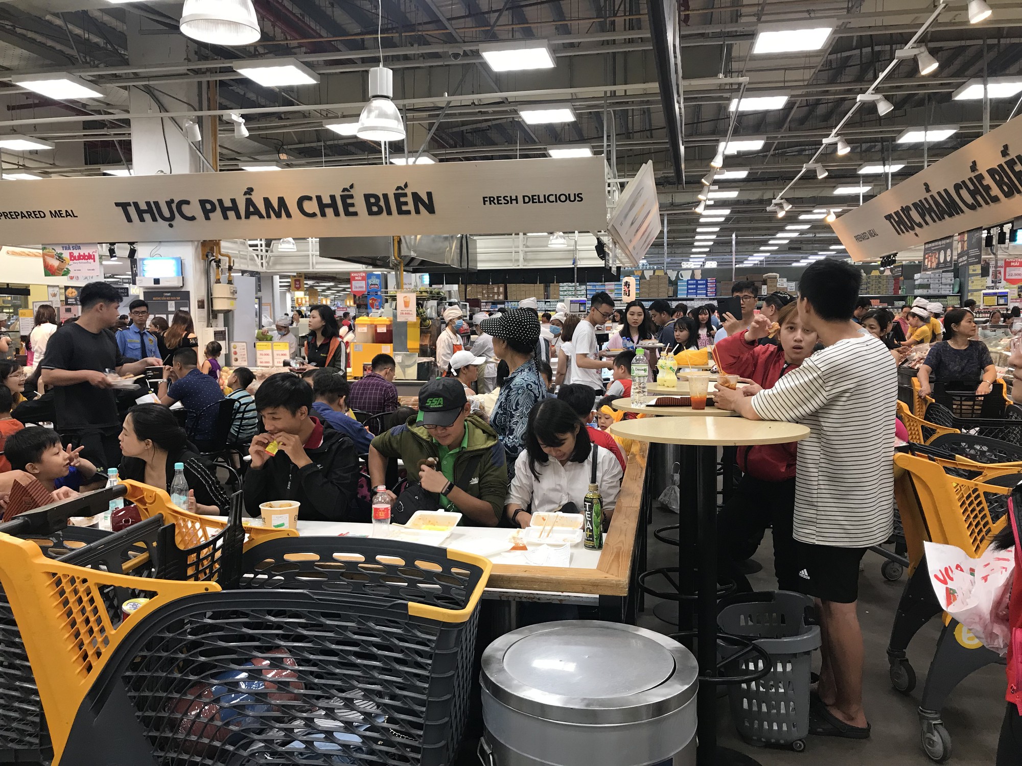 Sài Gòn nắng nóng đỉnh điểm: Nước sâm, dừa tắc lề đường hốt bạc bất kể ngày đêm - Ảnh 7. Sài Gòn nắng nóng đỉnh điểm: Nước sâm, dừa tắc lề đường hốt bạc bất kể ngày đêm - Ảnh 7.