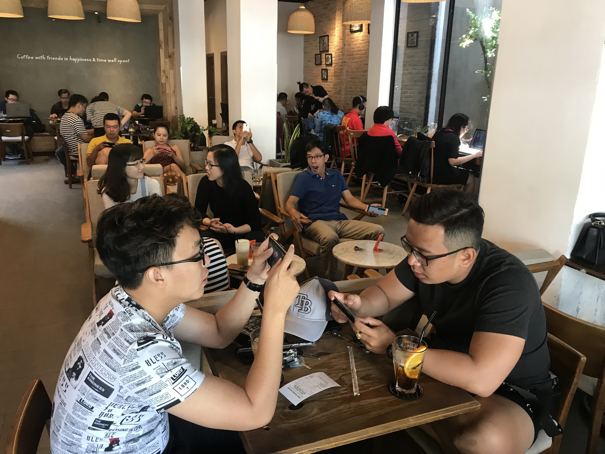Sài Gòn nắng nóng đỉnh điểm: Nước sâm, dừa tắc lề đường hốt bạc bất kể ngày đêm - Ảnh 6. Sài Gòn nắng nóng đỉnh điểm: Nước sâm, dừa tắc lề đường hốt bạc bất kể ngày đêm - Ảnh 6.