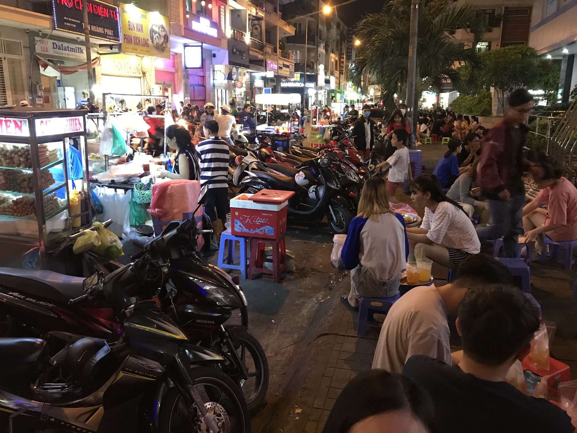 Sài Gòn nắng nóng đỉnh điểm: Nước sâm, dừa tắc lề đường hốt bạc bất kể ngày đêm - Ảnh 5. Sài Gòn nắng nóng đỉnh điểm: Nước sâm, dừa tắc lề đường hốt bạc bất kể ngày đêm - Ảnh 5.