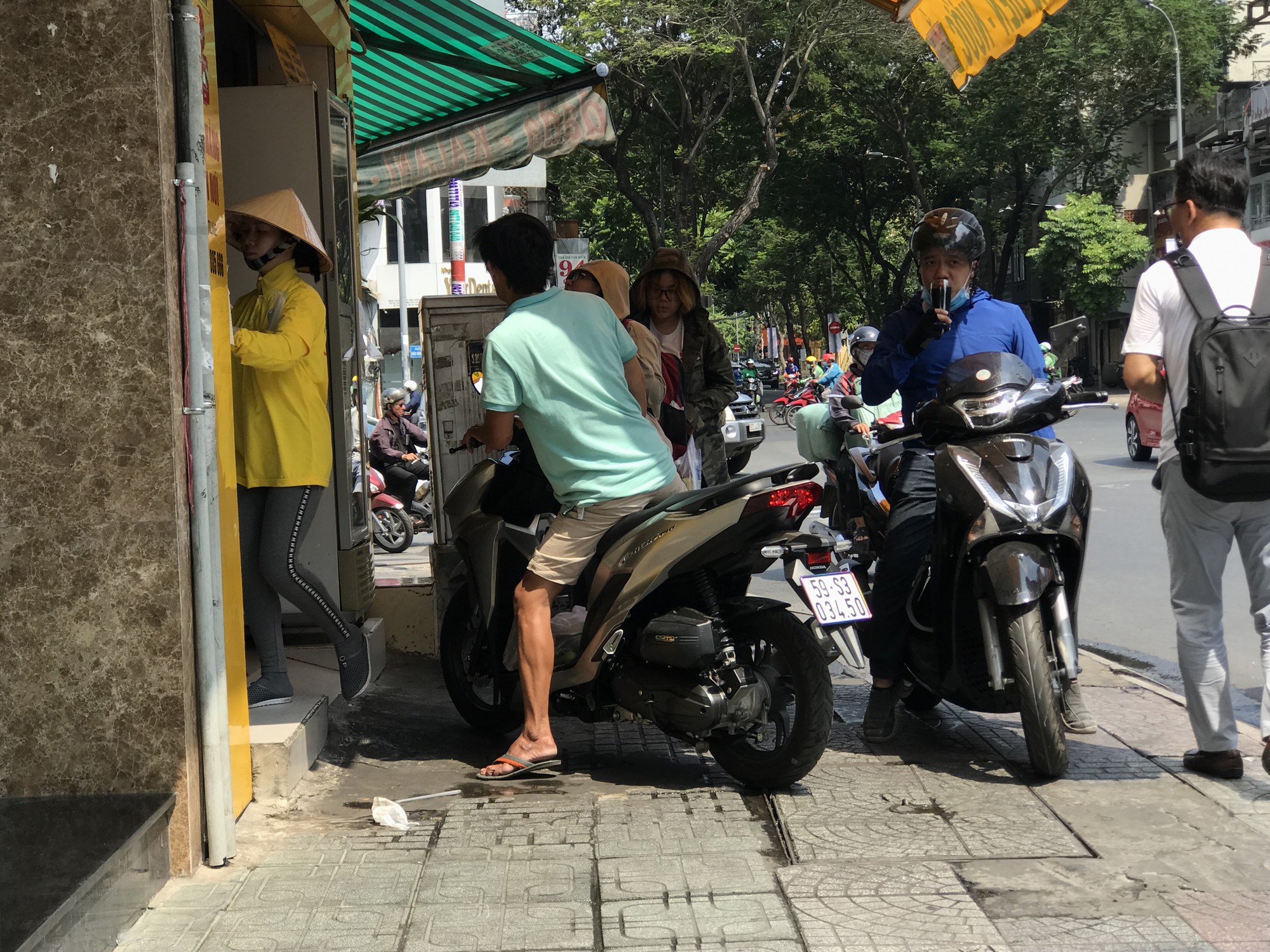 Sài Gòn nắng nóng đỉnh điểm: Nước sâm, dừa tắc lề đường hốt bạc bất kể ngày đêm - Ảnh 1. Sài Gòn nắng nóng đỉnh điểm: Nước sâm, dừa tắc lề đường hốt bạc bất kể ngày đêm - Ảnh 1.