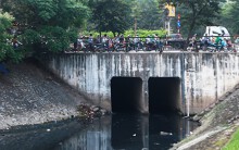 Hà Nội: Sông Tô Lịch nổi váng, bốc mùi hôi thối ngày nắng nóng