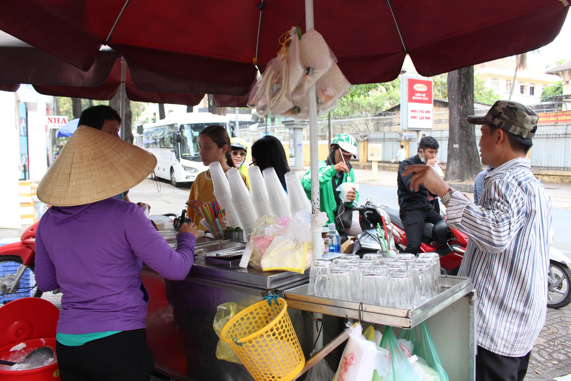 Sài Gòn nắng nóng đỉnh điểm: Nước sâm, dừa tắc lề đường hốt bạc bất kể ngày đêm - Ảnh 2. Sài Gòn nắng nóng đỉnh điểm: Nước sâm, dừa tắc lề đường hốt bạc bất kể ngày đêm - Ảnh 2.