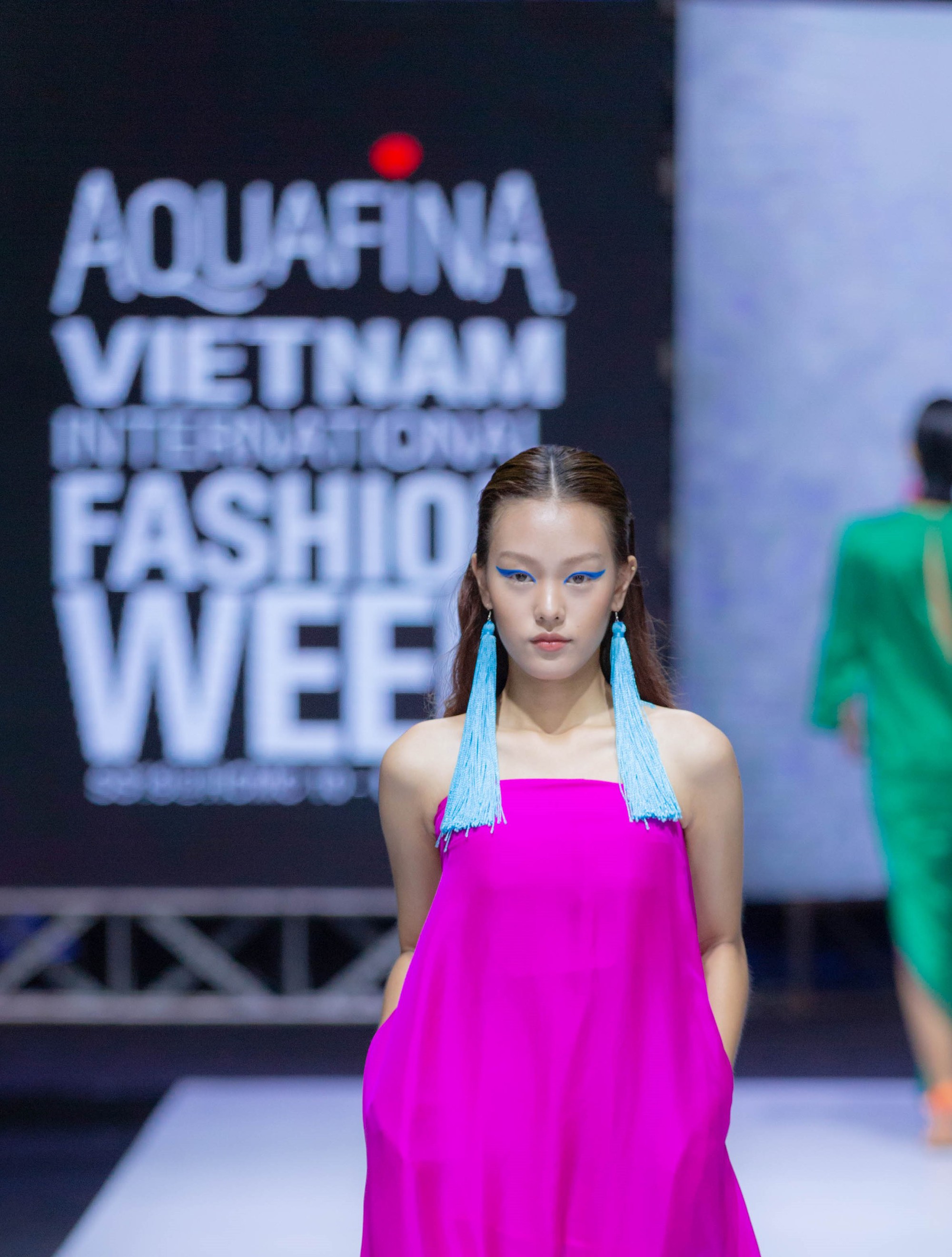 Những xu hướng trang điểm gây sốt tại Tuần lễ thời trang Việt Nam 2019  - Ảnh 4.