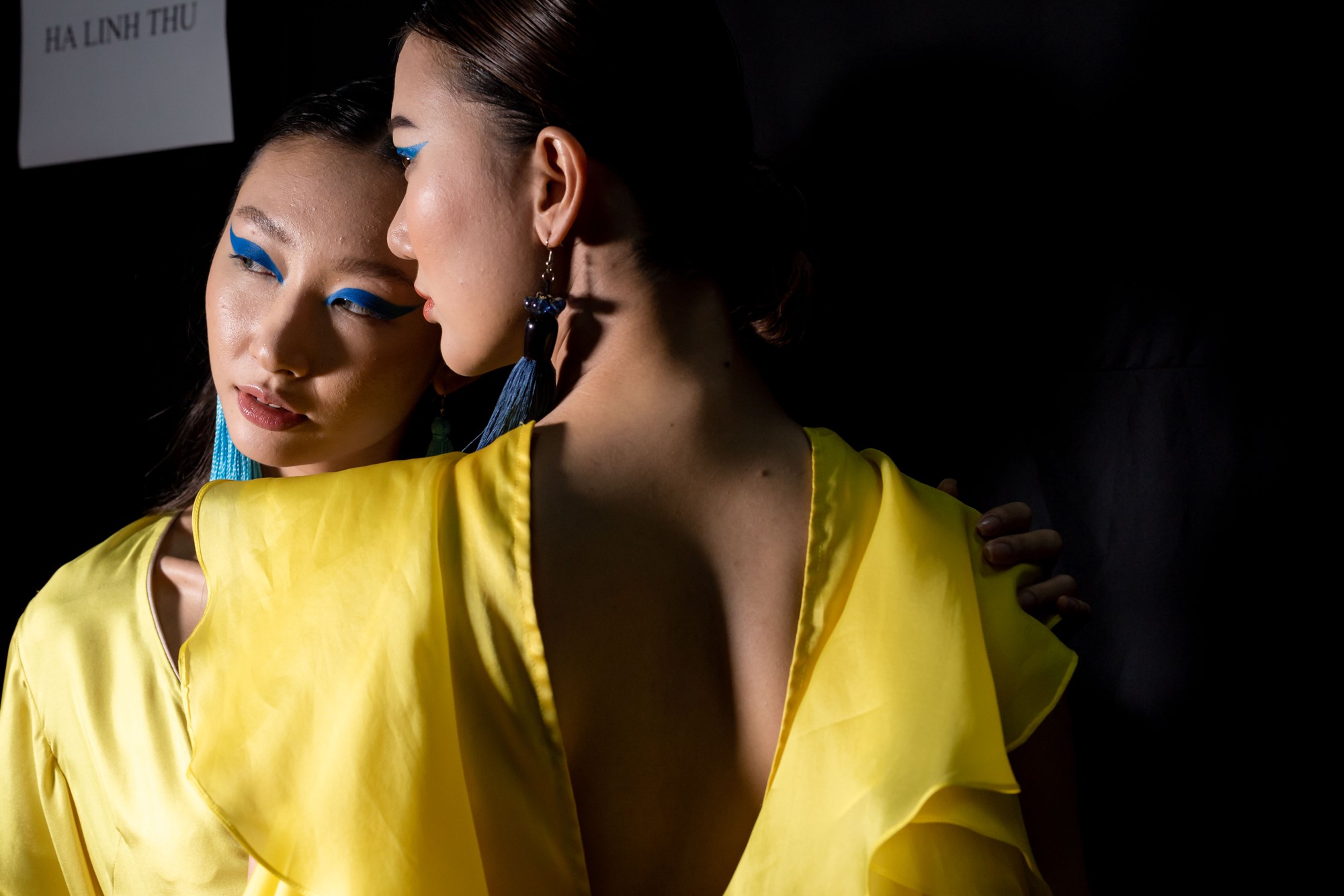 Những xu hướng trang điểm gây sốt tại Tuần lễ thời trang Việt Nam 2019  - Ảnh 3.
