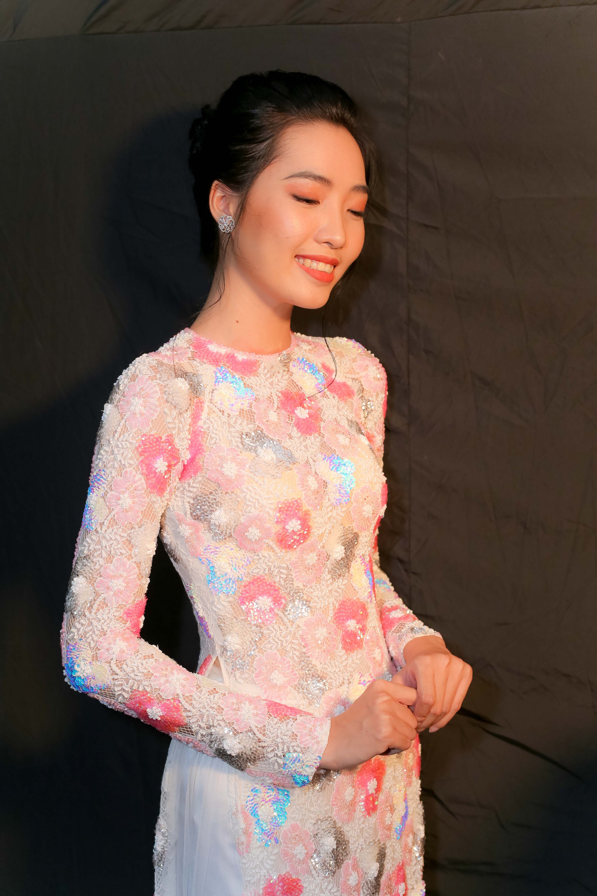 Những xu hướng trang điểm gây sốt tại Tuần lễ thời trang Việt Nam 2019  - Ảnh 5.
