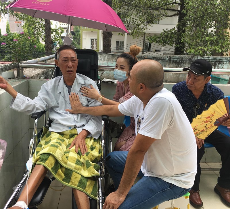 Nghệ sĩ Lê Bình đã tỉnh táo và thèm một ly trà đá - Ảnh 2. Nghệ sĩ Lê Bình đã tỉnh táo và thèm một ly trà đá - Ảnh 2.