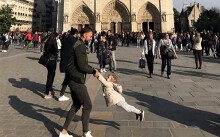 Tìm ra 2 cha con vui đùa trước Nhà thờ Đức Bà Paris trong ảnh gây sốt