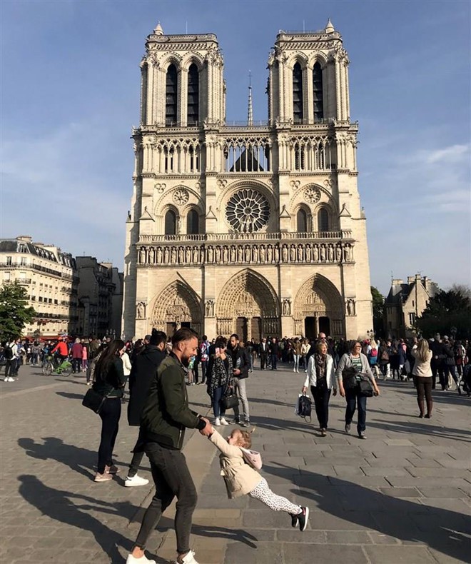 Tìm ra 2 cha con vui đùa trước Nhà thờ Đức Bà Paris trong ảnh gây sốt - Ảnh 1. Tìm ra 2 cha con vui đùa trước Nhà thờ Đức Bà Paris trong ảnh gây sốt - Ảnh 1.