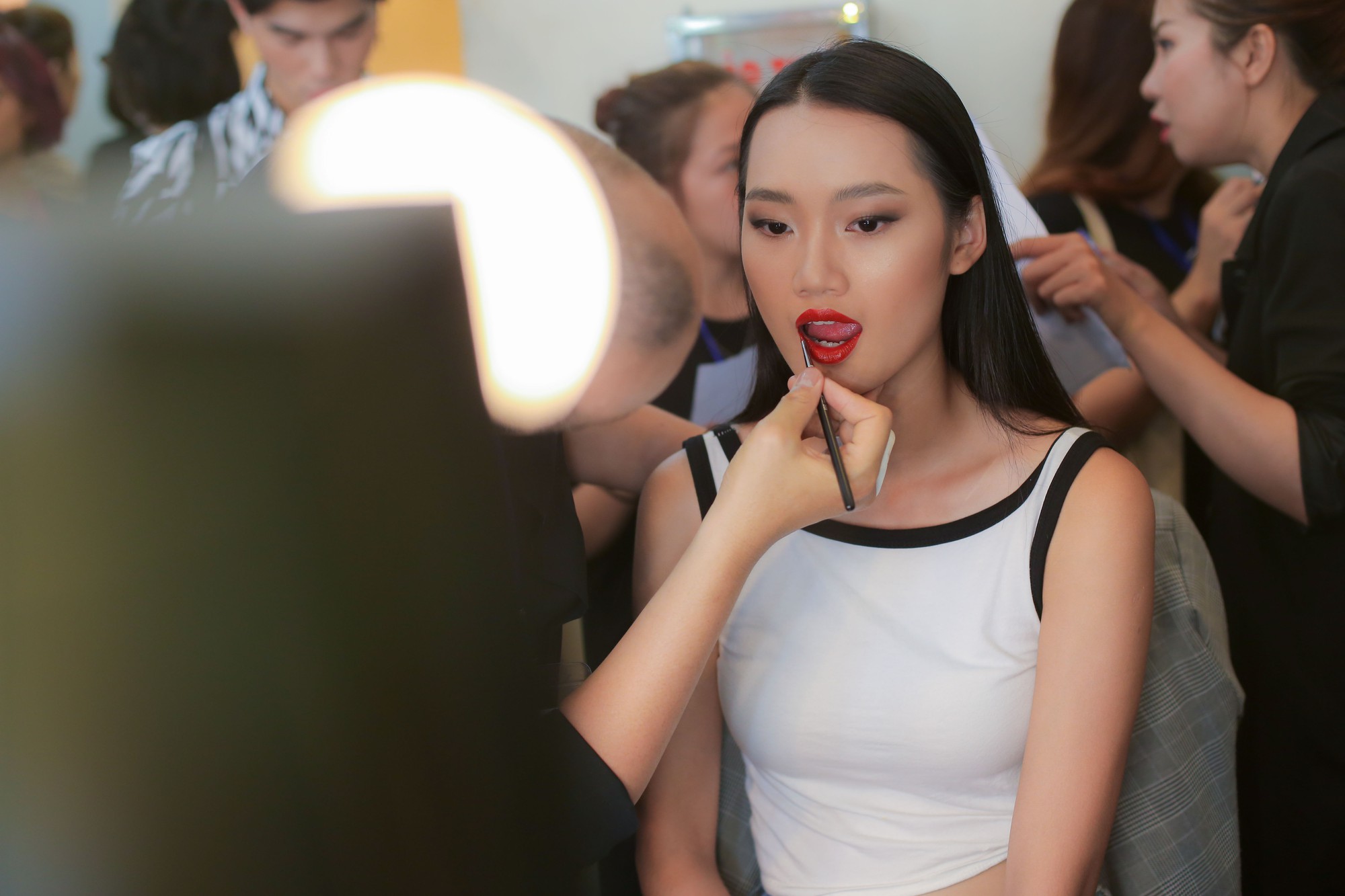 Những xu hướng trang điểm gây sốt tại Tuần lễ thời trang Việt Nam 2019  - Ảnh 1.