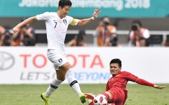 Xem lại 2 pha phạm lỗi của Son Heung-min với Quang Hải