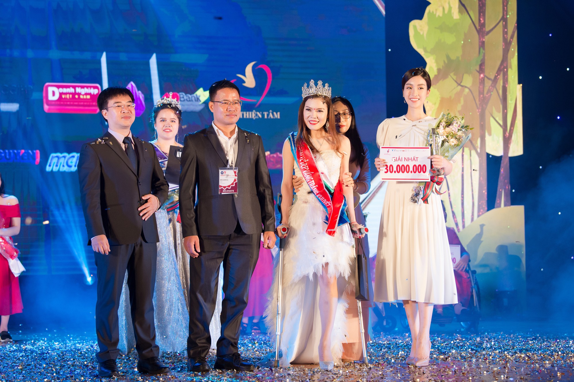 Đỗ Mỹ Linh làm giám khảo cuộc thi sắc đẹp dành cho người khuyết tật - Ảnh 4. Đỗ Mỹ Linh làm giám khảo cuộc thi sắc đẹp dành cho người khuyết tật - Ảnh 4.