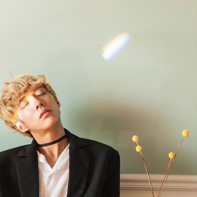 Holland là ai? 5 điều thú vị về thần tượng đồng tính đầu tiên của Kpop có MV quay tại Việt Nam - Ảnh 2. Holland là ai? 5 điều thú vị về thần tượng đồng tính đầu tiên của Kpop có MV quay tại Việt Nam - Ảnh 2.