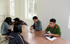 Kỷ luật nữ sinh lớp 7 bị đánh hội đồng, bắt quỳ gối xin lỗi