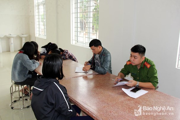 Kỷ luật nữ sinh lớp 7 bị đánh hội đồng, bắt quỳ gối xin lỗi - Ảnh 1. Kỷ luật nữ sinh lớp 7 bị đánh hội đồng, bắt quỳ gối xin lỗi - Ảnh 1.