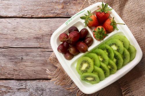 Sau lá chuối, siêu thị dùng hộp làm từ bã mía, túi ngô đựng thực phẩm - Ảnh 2.