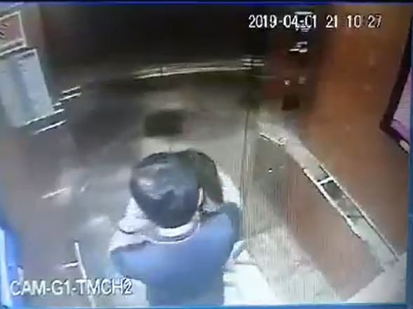 Nóng: Công an vào cuộc xác minh, triệu tập người đàn ông ôm hôn bé gái lớp 2 trong thang máy chung cư - Ảnh 5. Nóng: Công an vào cuộc xác minh, triệu tập người đàn ông ôm hôn bé gái lớp 2 trong thang máy chung cư - Ảnh 5.