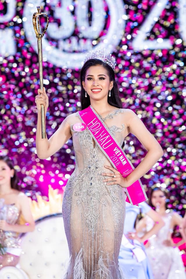 Phong cách thời trang của Tiểu Vy sau 1 năm đăng quang - Ảnh 1. Phong cách thời trang của Tiểu Vy sau 1 năm đăng quang - Ảnh 1.