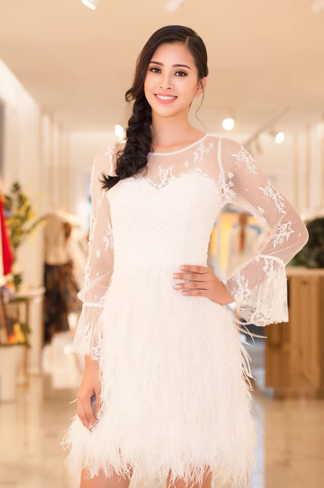 Phong cách thời trang của Tiểu Vy sau 1 năm đăng quang - Ảnh 3. Phong cách thời trang của Tiểu Vy sau 1 năm đăng quang - Ảnh 3.