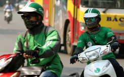 Hà Nội nắng nóng gần 40 độ C, tài xế Grab 'hóa thân' Ninja để mưu sinh