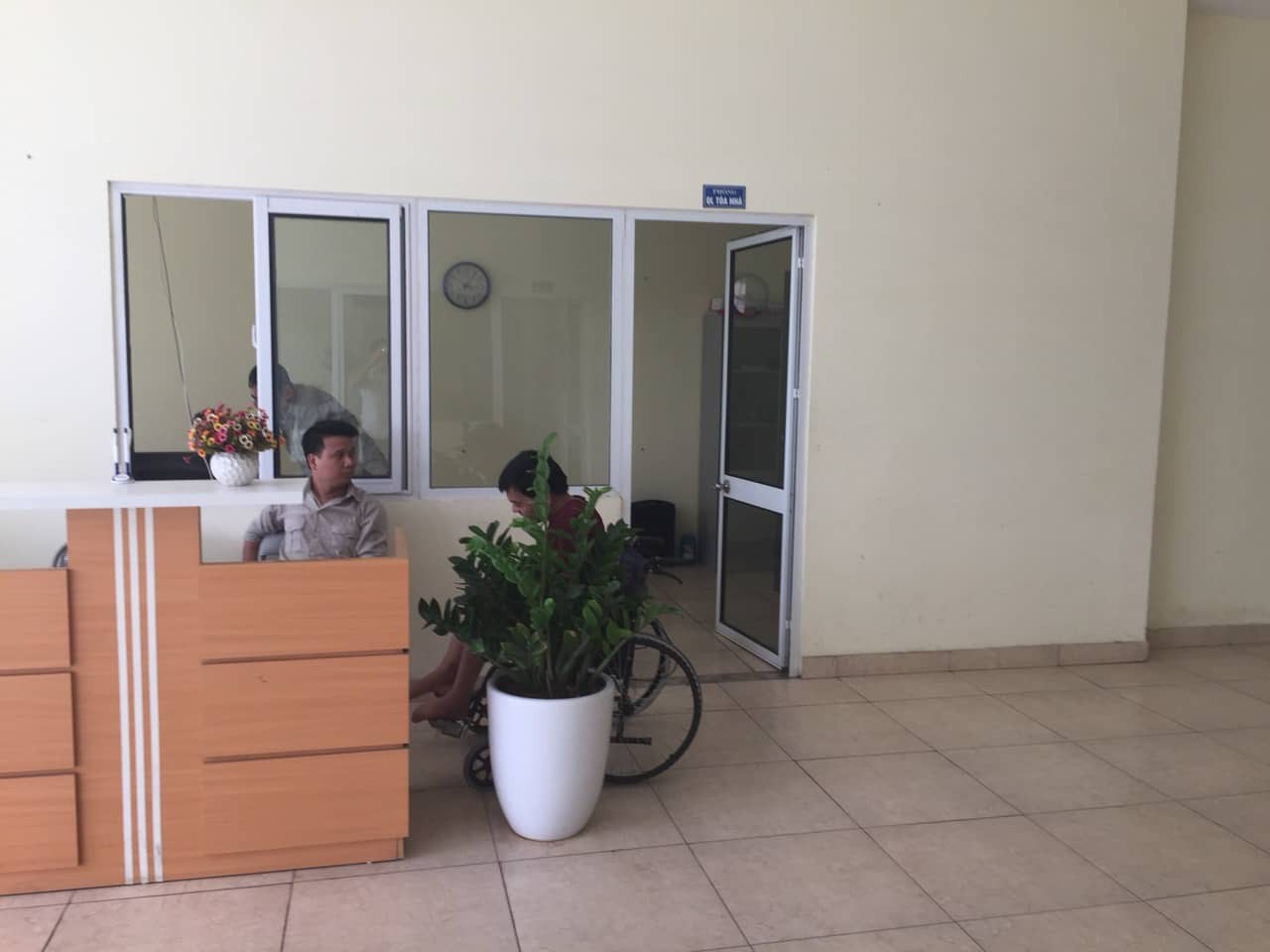 Hà Nội: Người đàn ông bị nhóm 7 người hành hung ở chung cư Đại Kim - Ảnh 1. Hà Nội: Người đàn ông bị nhóm 7 người hành hung ở chung cư Đại Kim - Ảnh 1.
