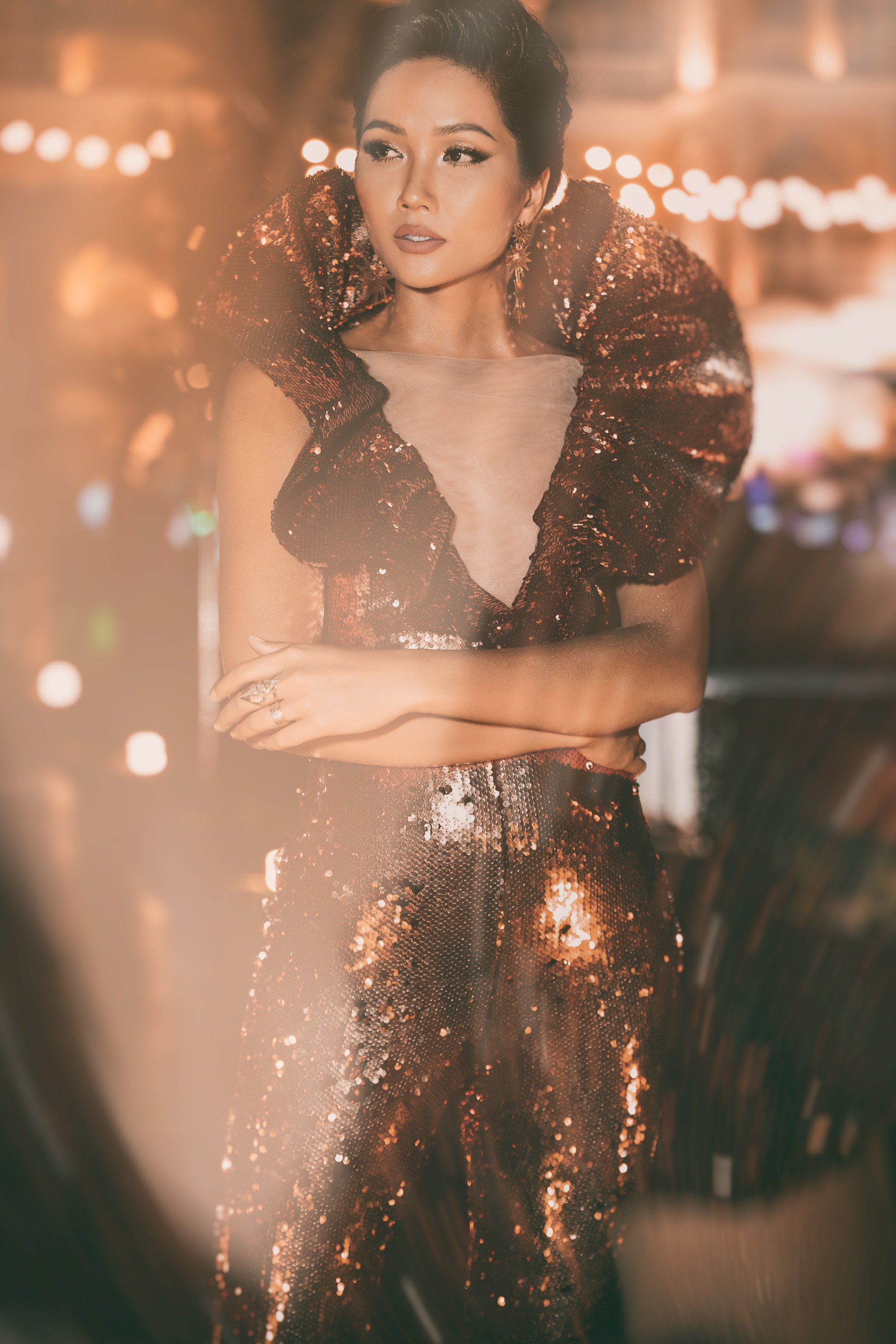 Hoa hậu HHen Niê diện lại chiếc váy gây tranh cãi tại Miss Universe 2018 - Ảnh 4. Hoa hậu HHen Niê diện lại chiếc váy gây tranh cãi tại Miss Universe 2018 - Ảnh 4.