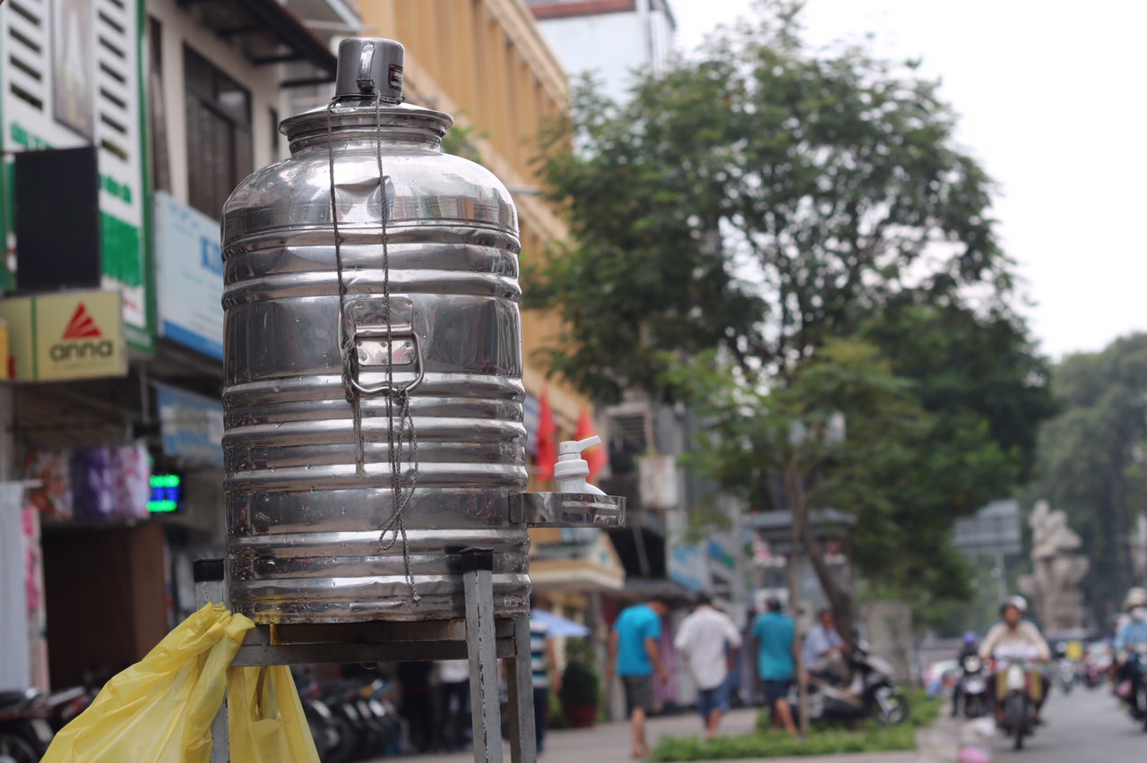 ‘Chuyện lạ’ Sài Gòn: Trà đá, nước mát miễn phí mọc đầy đường dập tắt ngày nắng nóng cực điểm - Ảnh 1. ‘Chuyện lạ’ Sài Gòn: Trà đá, nước mát miễn phí mọc đầy đường dập tắt ngày nắng nóng cực điểm - Ảnh 1.