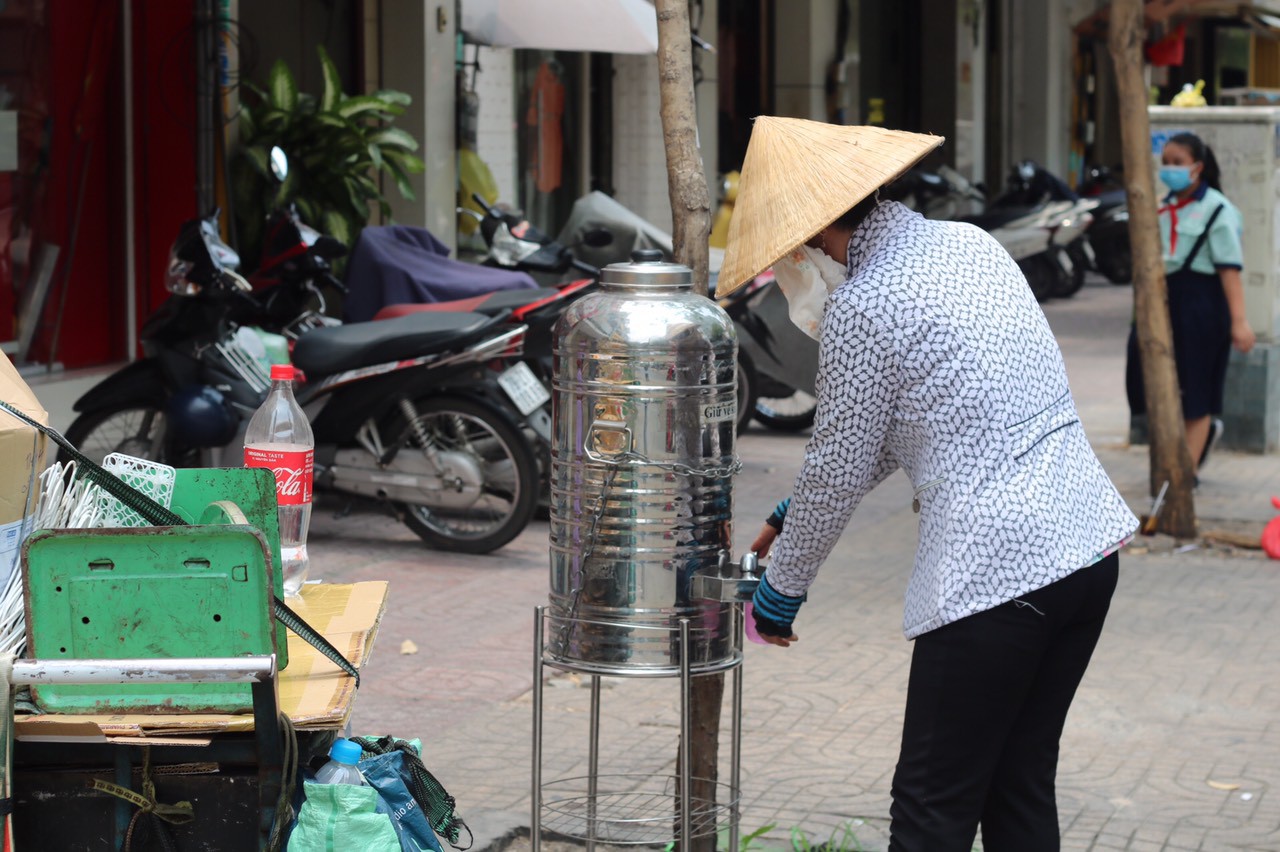 ‘Chuyện lạ’ Sài Gòn: Trà đá, nước mát miễn phí mọc đầy đường dập tắt ngày nắng nóng cực điểm - Ảnh 3. ‘Chuyện lạ’ Sài Gòn: Trà đá, nước mát miễn phí mọc đầy đường dập tắt ngày nắng nóng cực điểm - Ảnh 3.