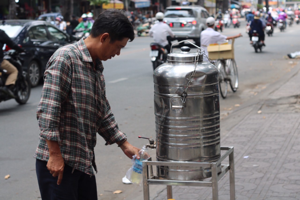 ‘Chuyện lạ’ Sài Gòn: Trà đá, nước mát miễn phí mọc đầy đường dập tắt ngày nắng nóng cực điểm - Ảnh 2. ‘Chuyện lạ’ Sài Gòn: Trà đá, nước mát miễn phí mọc đầy đường dập tắt ngày nắng nóng cực điểm - Ảnh 2.