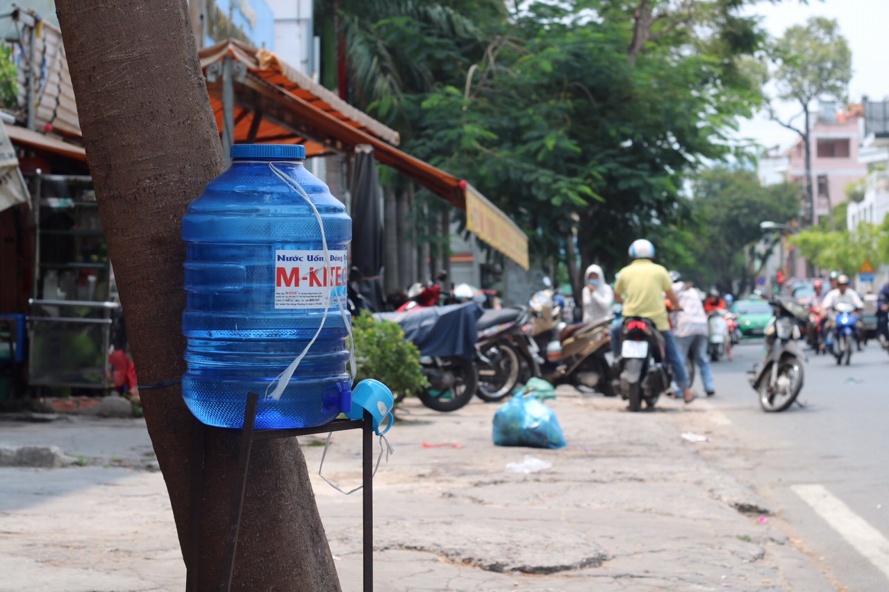 ‘Chuyện lạ’ Sài Gòn: Trà đá, nước mát miễn phí mọc đầy đường dập tắt ngày nắng nóng cực điểm - Ảnh 5. ‘Chuyện lạ’ Sài Gòn: Trà đá, nước mát miễn phí mọc đầy đường dập tắt ngày nắng nóng cực điểm - Ảnh 5.