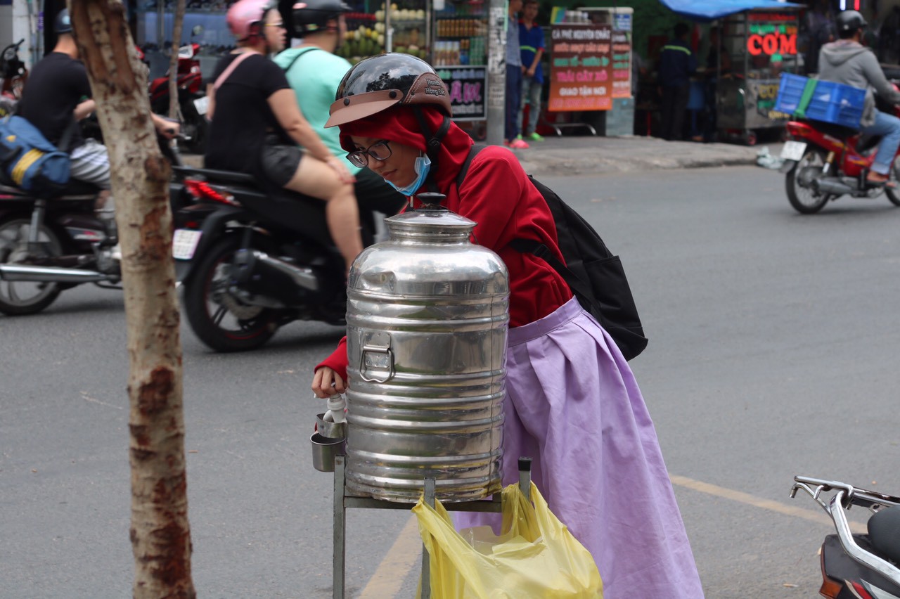 ‘Chuyện lạ’ Sài Gòn: Trà đá, nước mát miễn phí mọc đầy đường dập tắt ngày nắng nóng cực điểm - Ảnh 8. ‘Chuyện lạ’ Sài Gòn: Trà đá, nước mát miễn phí mọc đầy đường dập tắt ngày nắng nóng cực điểm - Ảnh 8.