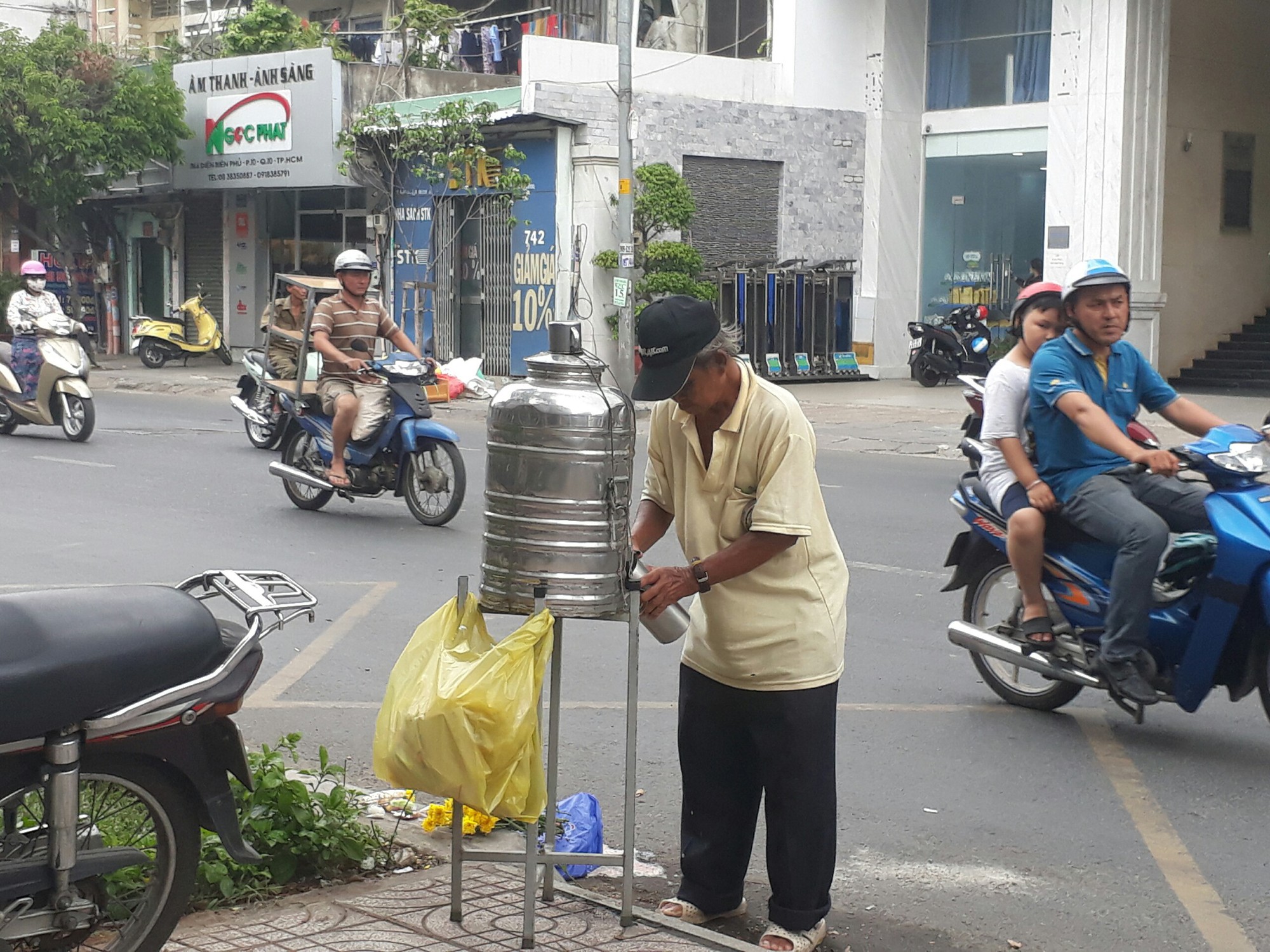 ‘Chuyện lạ’ Sài Gòn: Trà đá, nước mát miễn phí mọc đầy đường dập tắt ngày nắng nóng cực điểm - Ảnh 4. ‘Chuyện lạ’ Sài Gòn: Trà đá, nước mát miễn phí mọc đầy đường dập tắt ngày nắng nóng cực điểm - Ảnh 4.