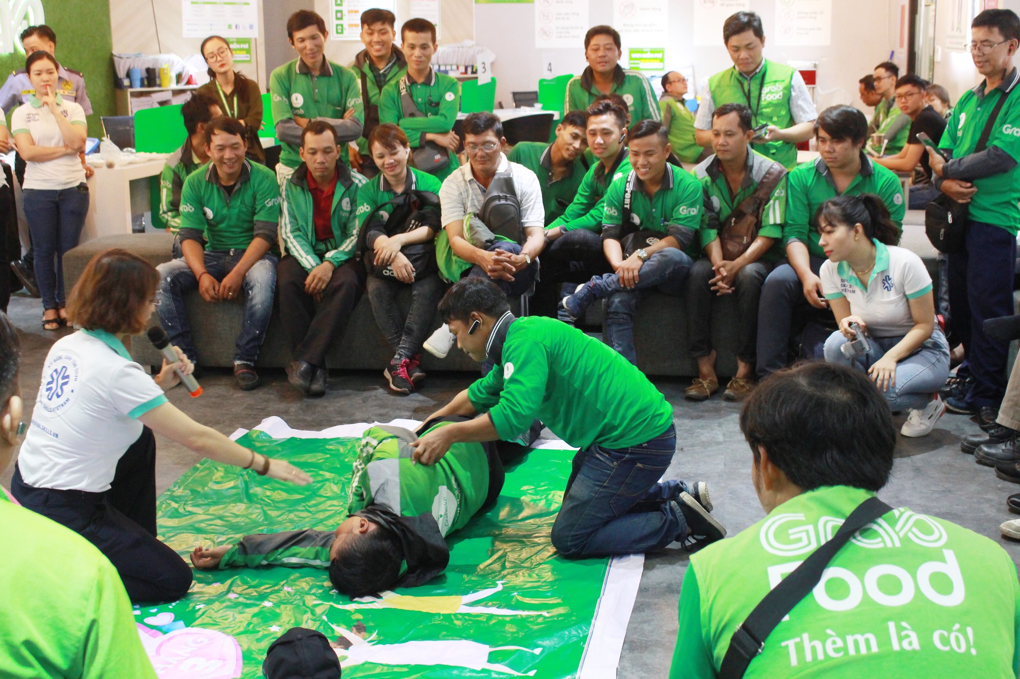 Lớp đào tạo sơ cấp cứu của Grab hỗ trợ tài xế khi có tai nạn xảy ra - Ảnh 1. Lớp đào tạo sơ cấp cứu của Grab hỗ trợ tài xế khi có tai nạn xảy ra - Ảnh 1.
