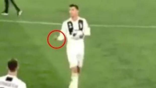 Cử chỉ xấu xí của Ronaldo với đồng đội sau trận thua Ajax - Ảnh 1. Cử chỉ xấu xí của Ronaldo với đồng đội sau trận thua Ajax - Ảnh 1.
