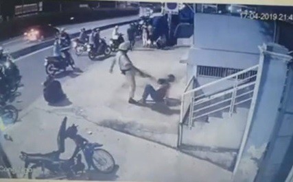 Xác minh clip CSGT chĩa súng, đá người vi phạm - Ảnh 1. Xác minh clip CSGT chĩa súng, đá người vi phạm - Ảnh 1.