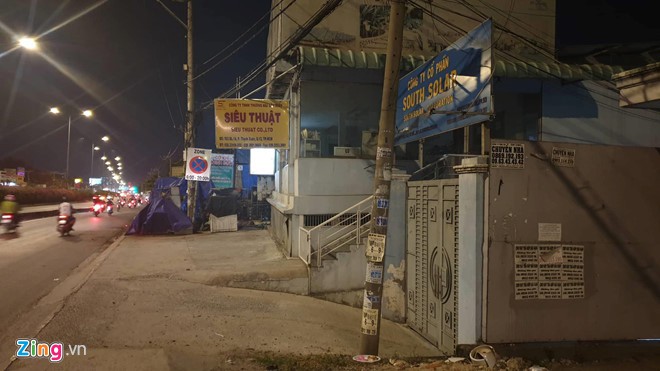 Cảnh sát đạp vào mặt 2 thanh niên ở Sài Gòn thuộc Đội CSGT Bình Triệu - Ảnh 2. Cảnh sát đạp vào mặt 2 thanh niên ở Sài Gòn thuộc Đội CSGT Bình Triệu - Ảnh 2.